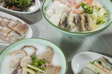 Çin kahvaltısı çeşitli lapa ve pirinç tenli mezeler. Restoranda domuz eti, karides ve balık köftesi.