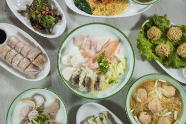 Çin kahvaltısı çeşitli lapa ve pirinç tenli mezeler. Restoranda domuz eti, karides ve balık köftesi.