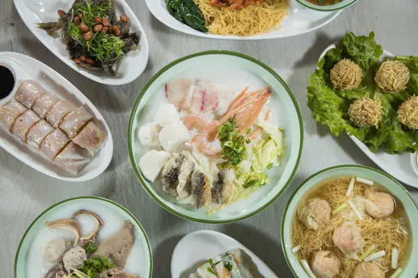 Çin kahvaltısı çeşitli lapa ve pirinç tenli mezeler. Restoranda domuz eti, karides ve balık köftesi.