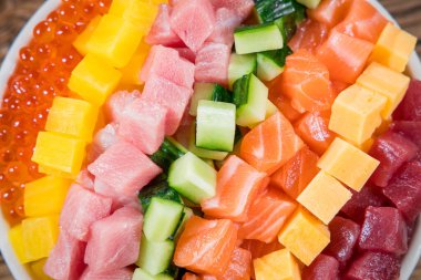 Somon, ton balığı, salatalık ve kırmızı havyarlı saşimi.