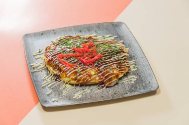 Otantik yerel Japon mutfağı Osaka tarzı okonomiyaki