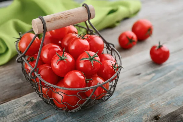 Pomidory Wiśniowe Metalowym Koszu Drewnianym Tle — Zdjęcie stockowe