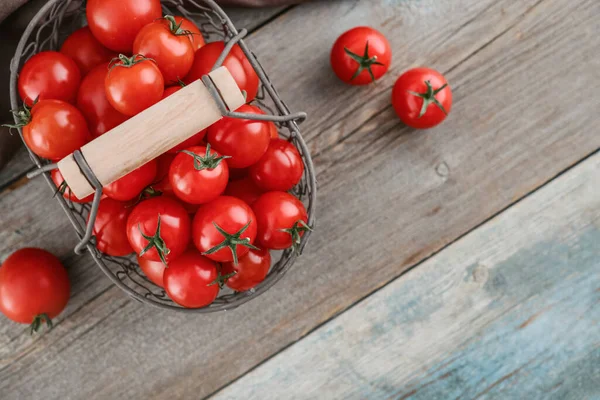 Tomates Cerises Dans Panier Métal Vintage Sur Fond Bois Vue — Photo