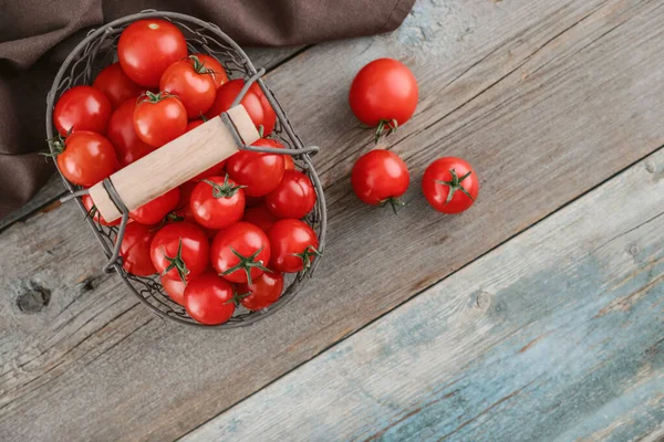 Tomates Cereja Uma Cesta Metal Vintage Fundo Madeira Vista Superior — Fotografia de Stock