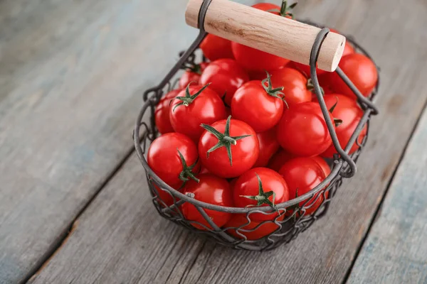 Pomidory Wiśniowe Metalowym Koszu Drewnianym Tle — Zdjęcie stockowe