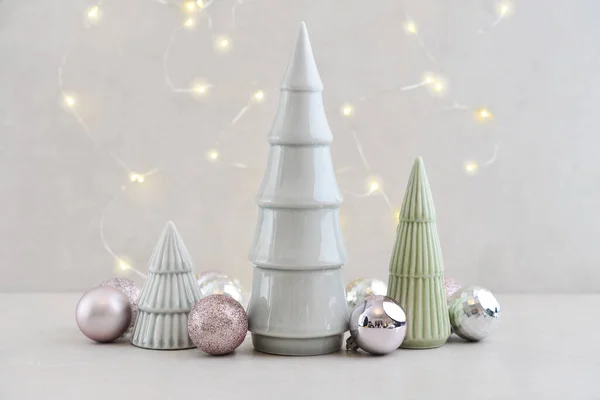 Dekorativní Keramické Jedle Vánoční Koule Jedle Strom Větvičky Světlém Pozadí — Stock fotografie