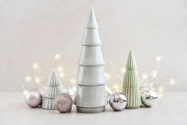 Dekorativní Keramické Jedle Vánoční Koule Jedle Strom Větvičky Světlém Pozadí — Stock fotografie