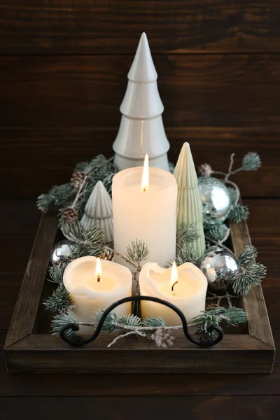 装饰陶瓷冷杉树 蓝色圣诞球 木制托盘上的蜡烛 深色木制背景 — 图库照片