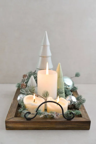 装饰陶瓷冷杉树 蓝色圣诞球 木制托盘上的蜡烛 深色木制背景 — 图库照片