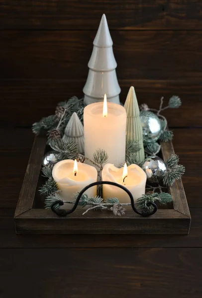 Dekorative Keramiktannenbäume Mit Blauen Weihnachtskugeln Und Kerzen Auf Holztablett Auf — Stockfoto
