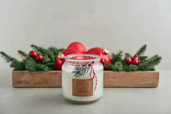 在罐子里放上蜡烛 用冷杉树枝装饰着圣诞装饰品 然后在明亮的背景上放上红色的圣诞球 — 图库照片