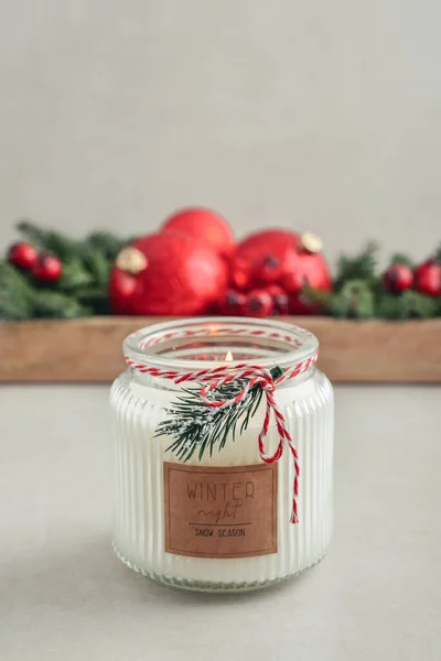 Kerze Glas Mit Weihnachtsschmuck Aus Tannenzweigen Und Roten Weihnachtskugeln Auf — Stockfoto