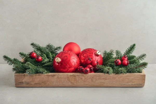 Weihnachtsschmuck Aus Tannenzweigen Und Roten Weihnachtskugeln Holzkiste Auf Hellem Hintergrund — Stockfoto