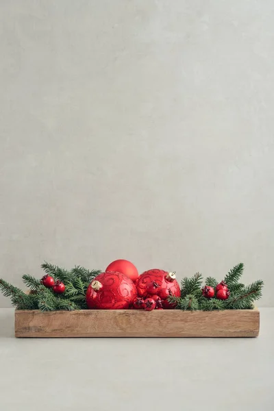 Χριστουγεννιάτικα Στολίδια Από Κλαδιά Ελάτης Και Κόκκινες Χριστουγεννιάτικες Μπάλες Ξύλινο — Φωτογραφία Αρχείου