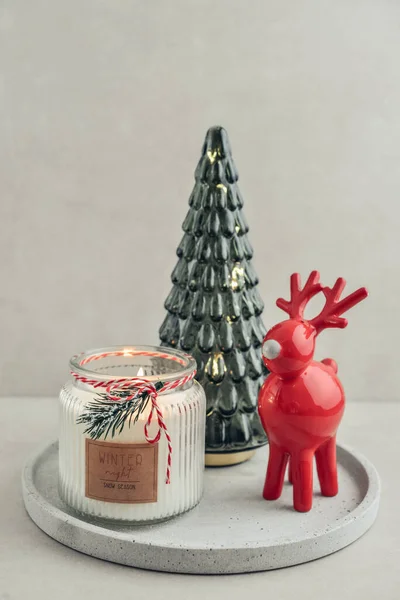 Dekorativa Glas Gran Träd Med Röda Keramiska Rådjur Och Ljus — Stockfoto