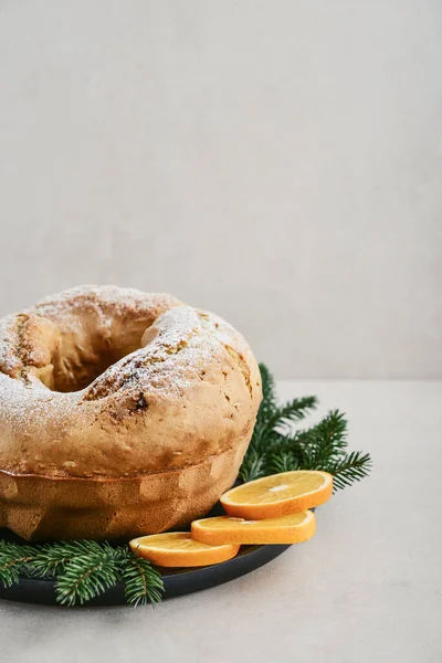 Hemlagad Bunt Tårta Dekorerad Med Vitt Socker Pulver Orange Skivor — Stockfoto