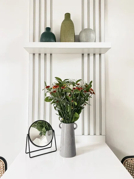 Chrysanthemen Strauß Einer Vase Auf Einem Weißen Küchentisch Mit Spiegel — Stockfoto