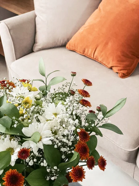 Ramo Crisantemos Diferentes Colores Jarrón Interior Sala Estar Cerca — Foto de Stock