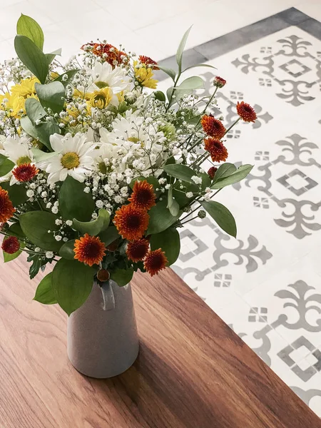 Ramo Crisantemos Diferentes Colores Jarrón Interior Sala Estar Cerca — Foto de Stock