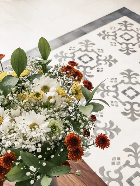 リビングルーム内の花瓶に異なる色の菊の花束を閉じる — ストック写真
