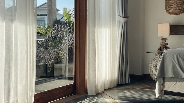 Комфортабельный Серый Макраме Гамак Пальмовые Домашние Растения Балконе Вид Комнаты — стоковое фото