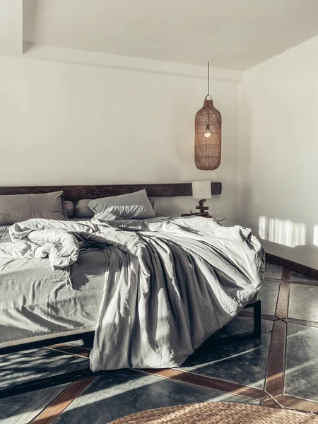 Спальня Стиле Лофт Комплектом Постельного Белья Висящими Плетеными Лентами Тумбочкой — стоковое фото