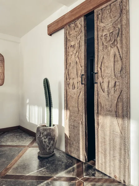 Traditional Balinese Opened Carved Doors Interior — Stock Photo, Image