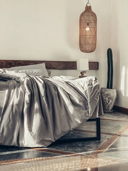Спальня Стиле Лофт Комплектом Постельного Белья Висящими Плетеными Лентами Тумбочкой — стоковое фото