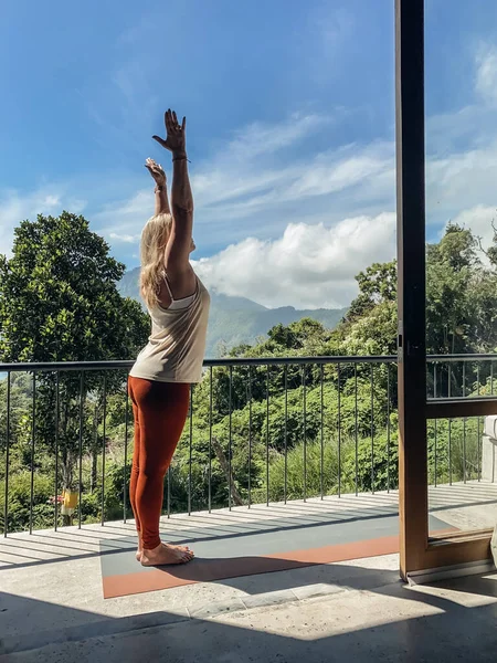 Balkonda Yoga Yapan Orta Yaşlı Bir Kadın Güneşli Bir Sabahta — Stok fotoğraf