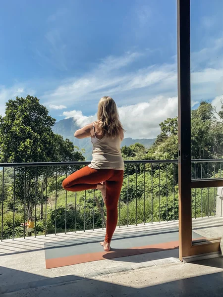 Balkonda Yoga Yapan Orta Yaşlı Bir Kadın Güneşli Bir Sabahta — Stok fotoğraf
