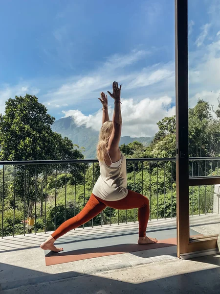 Mujer Mediana Edad Practicando Yoga Balcón Con Vistas Selva Las —  Fotos de Stock