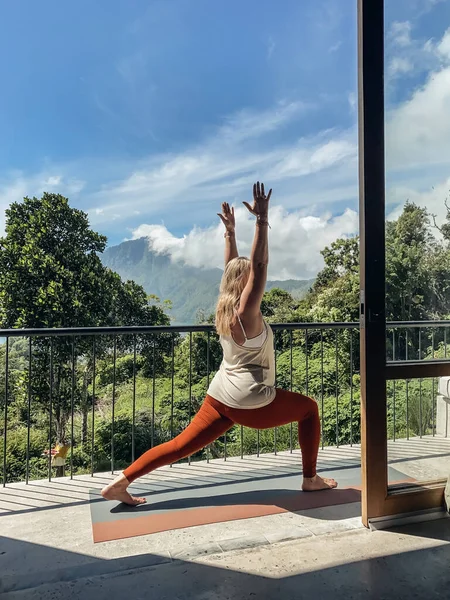 Medelålders Kvinna Utövar Yoga Balkong Med Utsikt Över Djungeln Och — Stockfoto