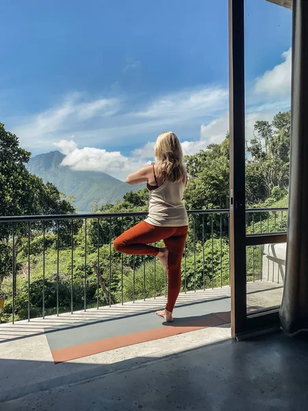 Frau Mittleren Alters Praktiziert Yoga Auf Einem Balkon Mit Blick — Stockfoto