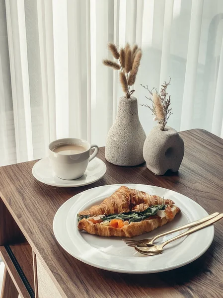 Croissant Mit Lachs Und Rührei Mit Kaffee Auf Einem Couchtisch — Stockfoto