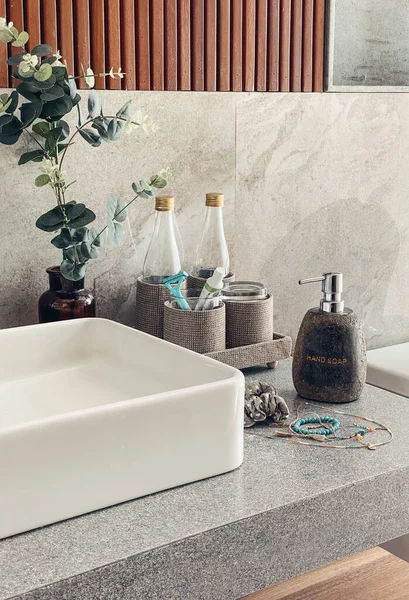 Držák Zubními Kartáčky Rostlinami Různými Toaletními Potřebami Blízkosti Umyvadla Koupelně — Stock fotografie
