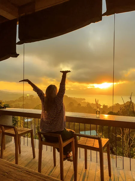 Kobieta Ogląda Niesamowity Wschód Słońca Górach Kawiarni Regionie Kintamani Bali — Zdjęcie stockowe