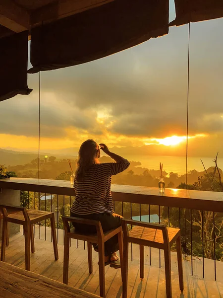 Woman Watches Amazing Sunrise Mountains Cafe Kintamani Region Bali — Stock Photo, Image
