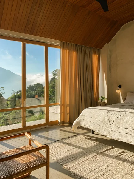Панорамні Вікна Спальні Приголомшливим Видом Джунглі Гори Сонячний День — стокове фото