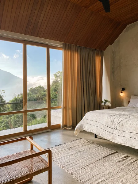 Panoramiczne Okna Sypialni Pięknym Widokiem Dżunglę Góry Słoneczny Dzień — Zdjęcie stockowe