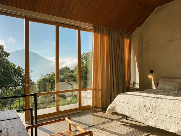 Панорамні Вікна Спальні Приголомшливим Видом Джунглі Гори Сонячний День — стокове фото