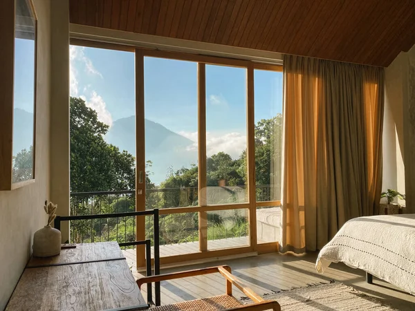 Panoramatická Okna Ložnici Nádherným Výhledem Džungli Hory Slunečného Dne — Stock fotografie