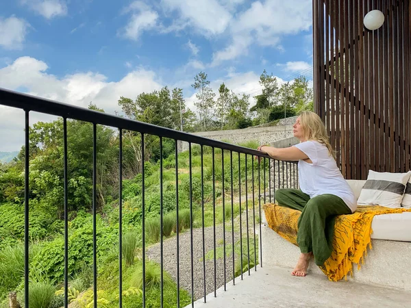 Žena Středního Věku Relaxuje Balkóně Výhledem Džungle Slunečného Letního Dne — Stock fotografie
