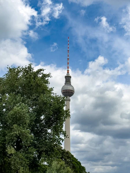 Berlim Alemanha Julho 2023 Alexanderplatz Torre Sobre Belo Fundo Azul — Fotografia de Stock