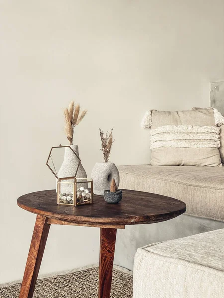 沙发附近客厅的咖啡桌上挂着装饰用熔岩花瓶 上面有干花 珠宝盒和香棒 图库图片