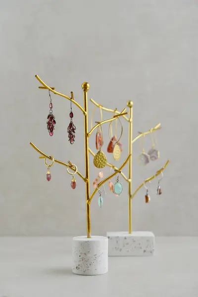 Μοντέρνα Στάσεις Για Κοσμήματα Σχήμα Δέντρων Διαφορετικά Σκουλαρίκια Στο Φως — Φωτογραφία Αρχείου