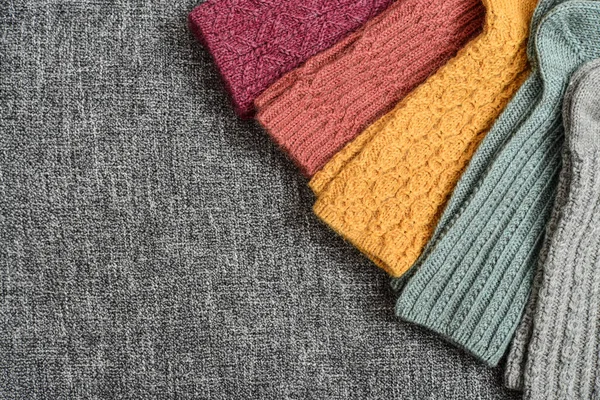 Gri Arka Planda Farklı Renklerde Yapımı Yün Çoraplar Üst Görünüm — Stok fotoğraf