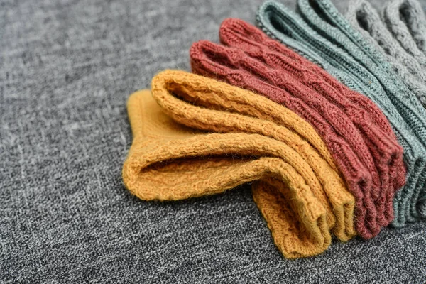 Вязаные Шерстяные Носки Разных Цветов Сером Фоне Вид Сверху — стоковое фото