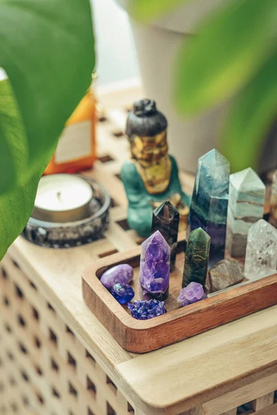 Olika Mineraler Och Helande Kristaller Träbricka Buddhastatyett Och Ljus Närbild — Stockfoto