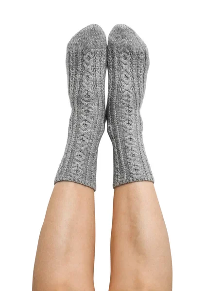 Vrouwelijke Benen Grijze Hand Gebreide Wollen Sokken Geïsoleerd Witte Achtergrond — Stockfoto