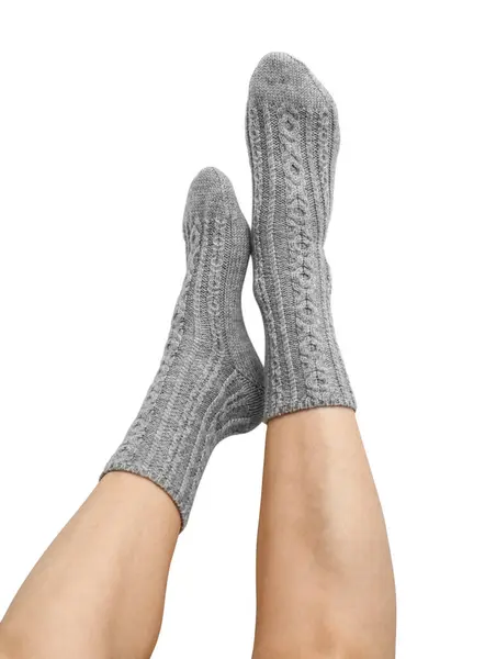 灰色の手の女性の足は白い背景で隔離されたウールの靴下 含まれているクリッピング パスを編みました — ストック写真